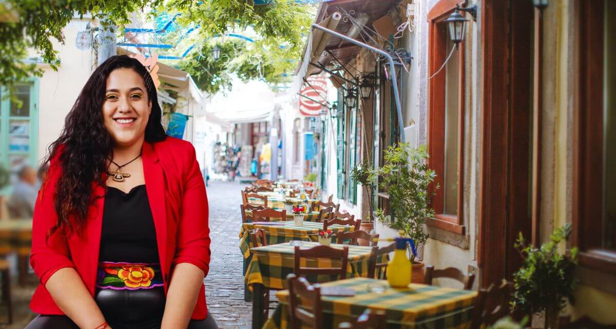Author Daisy Diaz from SALUD sits at an outdoor cafe