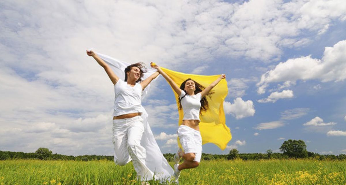 Freedom from Fear Mongering in Period Care Marketing represented by two girls prancing in a field